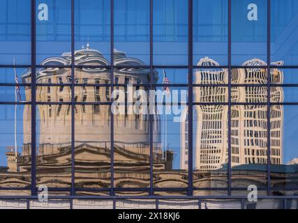 Reflexion des Kapitols von Ohio in den Fenstern eines Bürogebäudes gegenüber in Columbus, OH Stockfoto