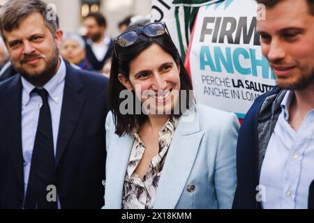 Mailand, Italien. April 2024. Mailand, die Sammlung von Unterschriften der Demokratischen Partei für die Volksinitiative Gesetz Vorschlag der Lombardei PD für die Gesundheitsversorgung zugänglich für alle in Piazza San Carlo. Auf dem Foto: Elly Schlein und Pierfrancesco Majorino Credit: Independent Photo Agency/Alamy Live News Stockfoto