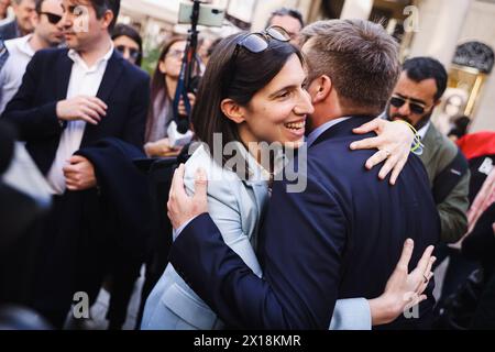 Mailand, Italien. April 2024. Mailand, die Sammlung von Unterschriften der Demokratischen Partei für die Volksinitiative Gesetz Vorschlag der Lombardei PD für die Gesundheitsversorgung zugänglich für alle in Piazza San Carlo. Auf dem Foto: Elly Schlein und Pierfrancesco Majorino Credit: Independent Photo Agency/Alamy Live News Stockfoto