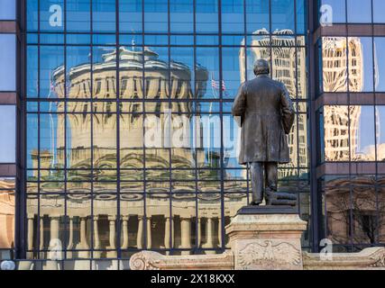 McKinley-Denkmal vor einer Reflexion des Kapitols von Ohio in den Fenstern eines Bürogebäudes gegenüber in Columbus, OH Stockfoto