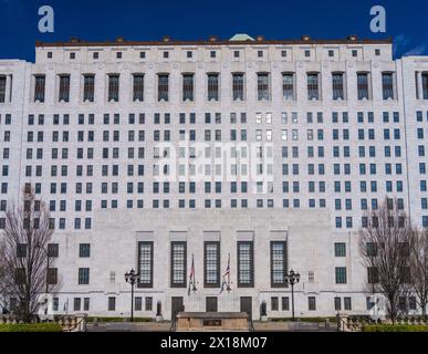 Eingang und Fassade aus weißem Marmor zum Obersten Gerichtshof von Ohio in Columbus mit US-Flagge Stockfoto