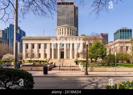 Columbus, OH - 7. April 2024: Seiteneingang zum Kapitol von Ohio im Finanzviertel von Columbus Stockfoto