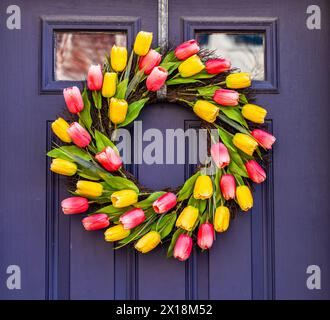 Die Anordnung der Tulpen im Kreiskranz an der Außentür zum Beginn von Ostern und Frühling Stockfoto
