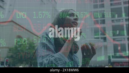 Bild der Verarbeitung von Finanzdaten über eine Frau mit Smartphone Stockfoto