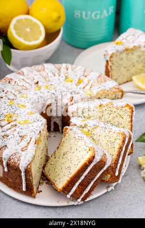 Zitronenmohnkuchen, ganzer Kuchen mit Scheiben Stockfoto