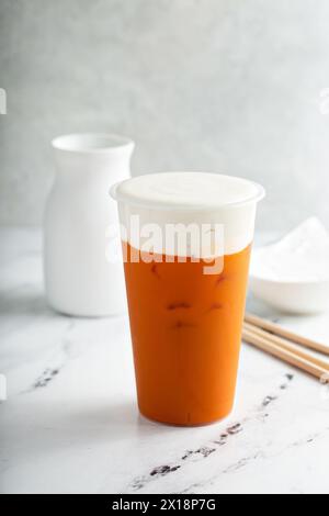 Orangeneistee mit Kaltschaum, serviert in hohem Glas Stockfoto