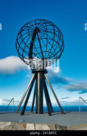 Der Globus am nordkap in Nordnorwegen bei hellem Herbstsonnenschein in Norwegen Stockfoto