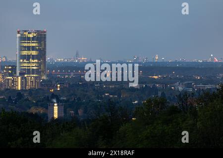 Blick nach Sonnenuntergang vom Rodderberg an der Landesgrenze NRW zu Rheinland-Pfalz auf Bonn Postturm Köln Kölner Dom, Köln Dreieck, Lanxess Arena und dem Fernsehturm Rheinturm in Düsseldorf 15.04.2024 Wachtberg Niederbachem NRW Deutschland *** Blick nach Sonnenuntergang von Rodderberg an der Grenze zwischen Nordrhein-Westfalen und Rheinland-Pfalz zum Bonner Postturm Kölner Dom, Kölner Dreieck, Lanxess Arena und der Fernsehturm am Rhein in Düsseldorf 15 04 2024 Wachtberg Niederbachem NRW Deutschland Copyright: xBonn.digitalx/xMarcxJohnx Stockfoto