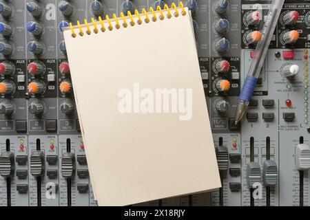 Tauchen Sie in das Herz der Musik mit dieser dynamischen Aufnahme mit einem Pad auf einem Mixer. Perfekt, um das Wesen der Musikproduktion zu demonstrieren. Stockfoto