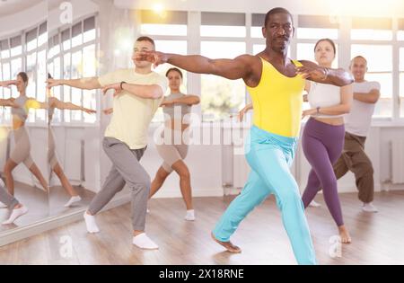 Gruppe von Leuten, die Jazz-Funk tanzen Stockfoto