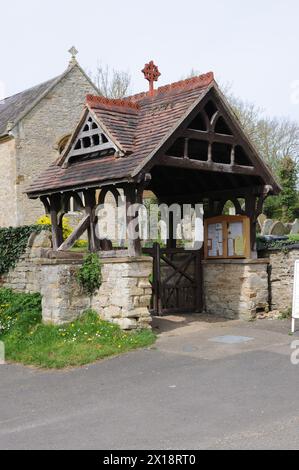 St Michaels & All Angels Church, Ashton, Northamptonshire, hat eines der wenigen Satteldächer in der Grafschaft. Stockfoto