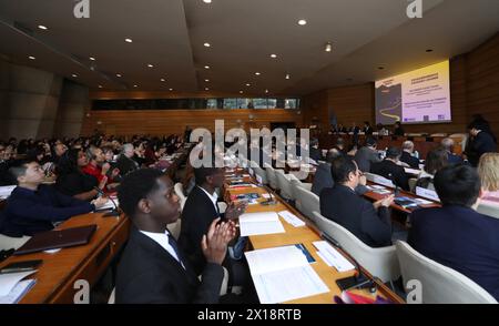 Paris, Frankreich. April 2024. Die Menschen nehmen am 15. April 2024 am Sitz der Organisation der Vereinten Nationen für Bildung, Wissenschaft und Kultur (UNESCO) in Paris, Frankreich, an einem internationalen Symposium zum Konzept des interkulturellen Austauschs und des gegenseitigen Lernens zwischen Zivilisationen Teil. Das internationale Symposium über das Konzept des interkulturellen Austauschs und des gegenseitigen Lernens zwischen den Kulturen fand am Montag in der französischen Hauptstadt statt. Quelle: Gao Jing/Xinhua/Alamy Live News Stockfoto