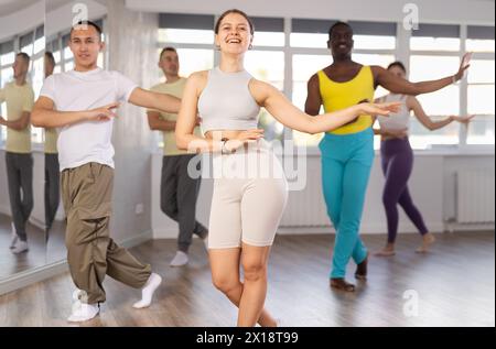 Gruppe von Leuten, die Jazz-Funk tanzen Stockfoto