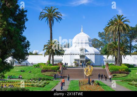 San Francisco, CA, USA. 30. März 2024: Golden Gate Park an einem Wochenende, mit dem Conservatory of Flowers and Blumenbeete. Stockfoto