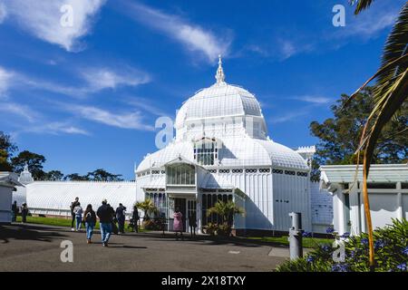 San Francisco, CA, USA. 30. März 2024: Golden Gate Park, San Francisco, Kalifornien. Das weiße Kuppelgebäude ist das Conservatory of Flowers. Stockfoto