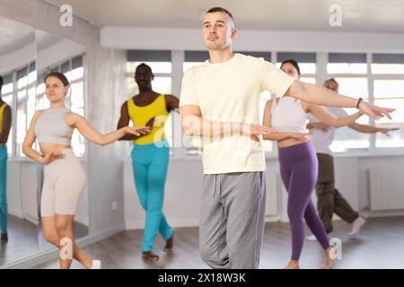 Gruppe von Leuten, die Jazz-Funk tanzen Stockfoto