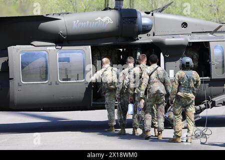 Soldaten steigen an Bord eines UH-60 Blackhawk im Wendell H. Ford Regional Training Center in Greenville, Kentucky, für einen Flug zu weiteren Veranstaltungen des Region III Best Warrior Competition 2024 am 15. April 2024. Soldaten traten an verschiedenen Veranstaltungen im Harold L. Disney Training Center auf der anderen Seite des Bundesstaates in Artemis, Kentucky, an. (Foto der Nationalgarde der US-Armee von 1. Sgt. Scott Raymond) Stockfoto