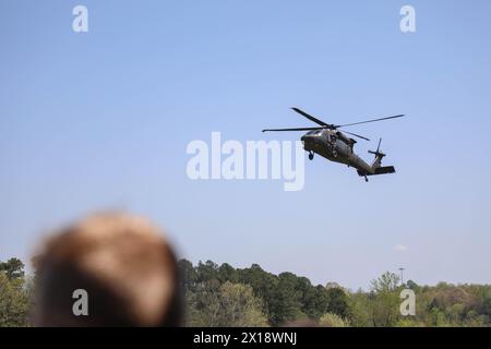 Ein UH-60 Black Hawk fliegt ins Wendell H. Ford Regional Training Center, um die Soldaten und Unteroffiziere abzuholen, die im Region III Best Warrior Competition der Kentucky National Guard antreten. 2024. Der Wettbewerb zeigt die Anpassungsfähigkeit, Widerstandsfähigkeit und Letalität unserer Kräfte. (Foto der Nationalgarde der US-Armee von Sgt. 1. Klasse Benjamin Crane) Stockfoto