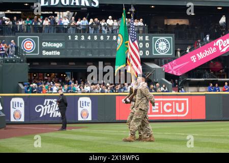 Offiziersanwärter der Pacific Lutheran University tragen die Bataillonfarben auf das Feld während des Spiels „Salute to Armed Forces“ der Seattle Mariners im T-Mobile Park in Seattle, Washington, am 13. April 2024. Diese Veranstaltung stärkt die Beziehungen der Gemeinde zum Militär und feiert frühere, gegenwärtige und zukünftige Mitglieder des Militärs. (Foto der US-Armee von Nathan Arellano Tlaczani) Stockfoto