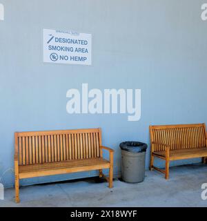 Ausgewiesener Raucherbereich, kein Hanfschild vor einem Springfield Suites Hotel, Las Vegas, Nevada; Rauchen von Tabak erlaubt, Rauchen von Marihuana nicht erlaubt. Stockfoto