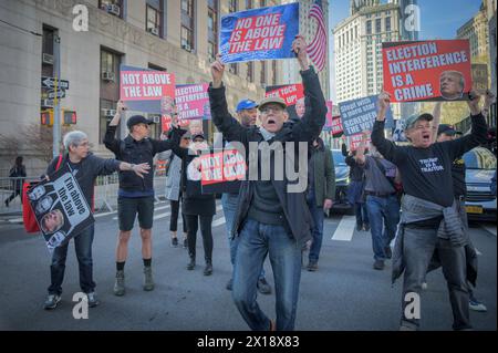 USA. April 2024. Am 15. April 2024 beginnt die Auswahl der Jury in People of the State of New York gegen Donald Trump. Mitglieder der Aktivistengruppe „Rise and Resistance“ und Verbündete versammelten sich vor dem New Yorker Strafgerichtshof in der 100 Centre Street in Manhattan, um eine Demonstration abzuhalten, als Donald Trump zu seinem Auftritt im Fall „Stormy Daniels“ vor Richter Juan Merchan kam, der Trumps Anträge schnell ablehnte die Parteien zu entlassen und zu einer Anhörung zu erscheinen. (Foto: Erik McGregor/SIPA USA) Credit: SIPA USA/Alamy Live News Stockfoto