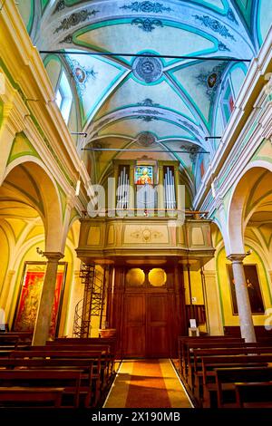 COLLINA D'ORO, SCHWEIZ - 18. MÄRZ 2022: Pfarrkirche Saint Abundius, am 18. März in Collina d'Oro, Schweiz Stockfoto