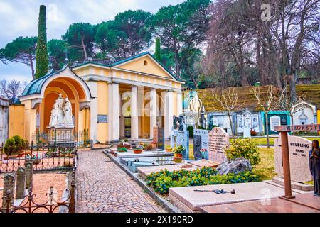 COLLINA D'ORO, SCHWEIZ - 18. MÄRZ 2022: Die Grabreihen auf dem Friedhof Sant'Abbondio, am 18. März in Collina d'Oro, Schweiz Stockfoto