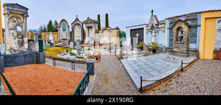 COLLINA D'ORO, SCHWEIZ - 18. MÄRZ 2022: Panorama des monumentalen Friedhofs von Sant'Abbondio, am 18. März in Collina d'Oro, Schweiz Stockfoto