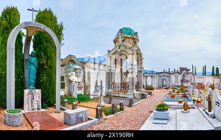 COLLINA D'ORO, SCHWEIZ - 18. MÄRZ 2022: Die Grabreihen auf dem Friedhof Sant'Abbondio, am 18. März in Collina d'Oro, Schweiz Stockfoto