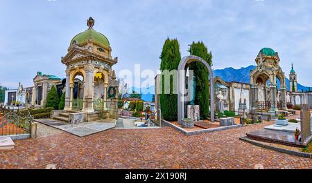 COLLINA D'ORO, SCHWEIZ - 18. MÄRZ 2022: Panorama des monumentalen Friedhofs von Sant'Abbondio, am 18. März in Collina d'Oro, Schweiz Stockfoto