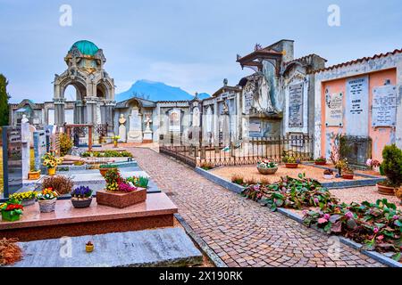 COLLINA D'ORO, SCHWEIZ - 18. MÄRZ 2022: Auf dem Friedhof von Sant'Abbondio befinden sich am 18. März in Collina Grabsteinreihen, die mit Skulpturen geschmückt sind Stockfoto