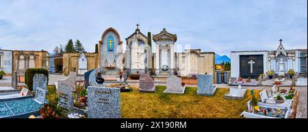 COLLINA D'ORO, SCHWEIZ - 18. MÄRZ 2022: Panorama des monumentalen Friedhofs von Sant'Abbondio, am 18. März in Collina d'Oro, Schweiz Stockfoto