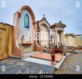 COLLINA D'ORO, SCHWEIZ - 18. MÄRZ 2022: Auf dem Friedhof von Sant'Abbondio befinden sich am 18. März in Collina Grabsteinreihen, die mit Skulpturen geschmückt sind Stockfoto