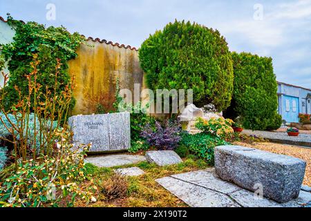 COLLINA D'ORO, SCHWEIZ - 18. MÄRZ 2022: Der Grabstein von Hermann Hesse, dem berühmten deutsch-schweizerischen Dichter, Schriftsteller und Maler, befindet sich auf dem Friedhof o Stockfoto