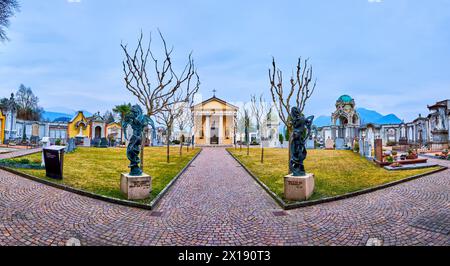 COLLINA D'ORO, SCHWEIZ - 18. MÄRZ 2022: Panorama des monumentalen Friedhofs von Sant'Abbondio, am 18. März in Collina d'Oro, Schweiz Stockfoto