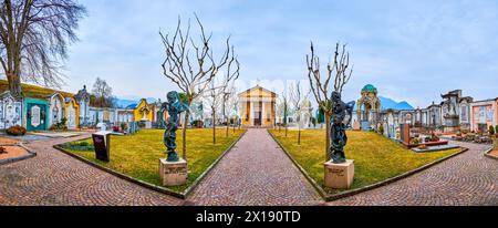 COLLINA D'ORO, SCHWEIZ - 18. MÄRZ 2022: Panorama des monumentalen Friedhofs von Sant'Abbondio, am 18. März in Collina d'Oro, Schweiz Stockfoto