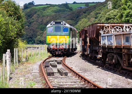 UK, England, Devon, BR Klasse 25 Diesellokomotive Nr. D7535 'Mercury' Rangierung bei Kingswear auf der Dartmouth Steam Railway Stockfoto