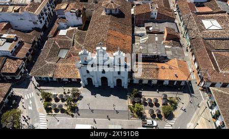 El Retiro, Antioquia - Kolumbien - 2. März 2024. Pfarrkirche „unsere Lieben Frau vom Rosenkranz“, erbaut in Architektur im klassischen griechischen Stil Stockfoto