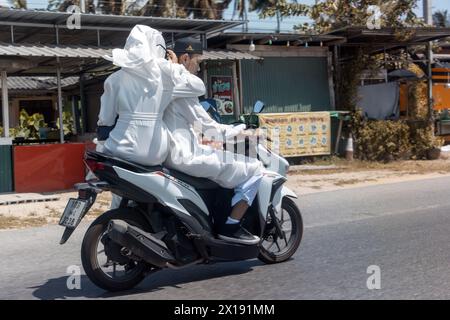 YALA, THAILAND, 1. März 2024, Ein Paar in traditioneller Kleidung fährt mit einem Motorrad Stockfoto