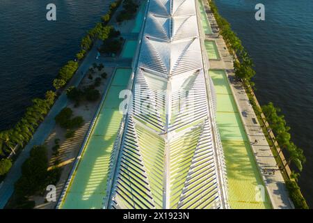 Blick von oben auf das Gebäude des modernen Architekturmuseums von morgen in Rio de Janeiro City Stockfoto