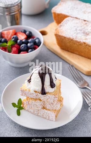 Traditioneller Vanillecuchen in Scheiben geschnitten und serviert mit Eis und frischen Beeren Stockfoto