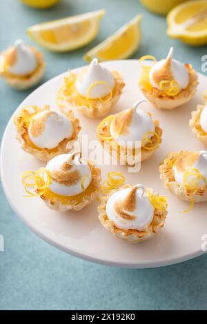 Zitronenmeringue-Tartlets mit Zitronenquark in Filo-Teigschalen Stockfoto