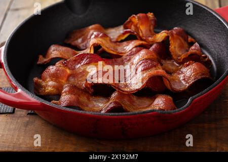 Gekochter Speck in einer gusseisernen Pfanne zum Frühstück Stockfoto