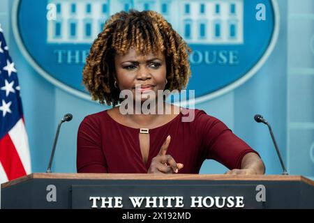 Washington, Usa. April 2024. Pressesprecherin Karine Jean-Pierre spricht bei einem Pressegespräch im Presseausstellungsraum des Weißen Hauses in Washington, DC. Quelle: SOPA Images Limited/Alamy Live News Stockfoto