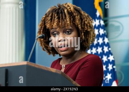 Washington, Usa. April 2024. Pressesprecherin Karine Jean-Pierre spricht bei einem Pressegespräch im Presseausstellungsraum des Weißen Hauses in Washington, DC. Quelle: SOPA Images Limited/Alamy Live News Stockfoto