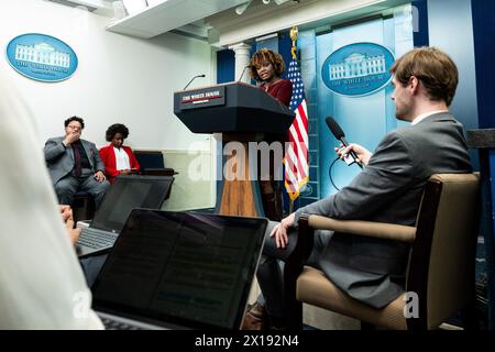 Washington, Usa. April 2024. Pressesprecherin Karine Jean-Pierre spricht bei einem Pressegespräch im Presseausstellungsraum des Weißen Hauses in Washington, DC. Quelle: SOPA Images Limited/Alamy Live News Stockfoto