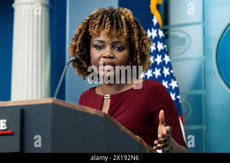 Washington, Usa. April 2024. Pressesprecherin Karine Jean-Pierre spricht bei einem Pressegespräch im Presseausstellungsraum des Weißen Hauses in Washington, DC. Quelle: SOPA Images Limited/Alamy Live News Stockfoto