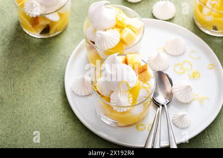 Zitronenmeringue-Parfait mit Pfund-Kuchen, Zitronenmousse, Schlagsahne und Meringue-Küssen Stockfoto
