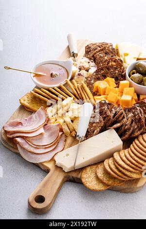 Wurstplatte oder Käse- und Snackbrett mit Crackern, Honig und Oliven Stockfoto