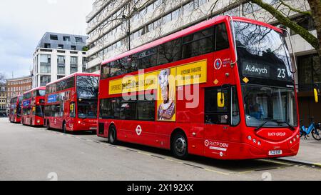London, Großbritannien - 25. März 2024 - Reihe roter Doppeldeckerbusse in London in der Stadt, die auf der Straße warten Stockfoto